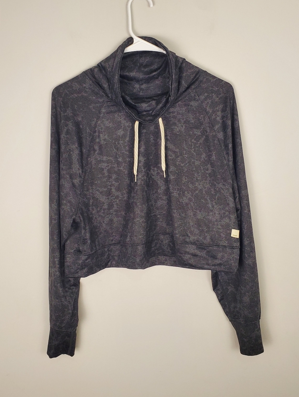 Vuori Halo Crop Funnel Neck Pullover Small S Gray Camo Hoodie Sweatshirt VW255